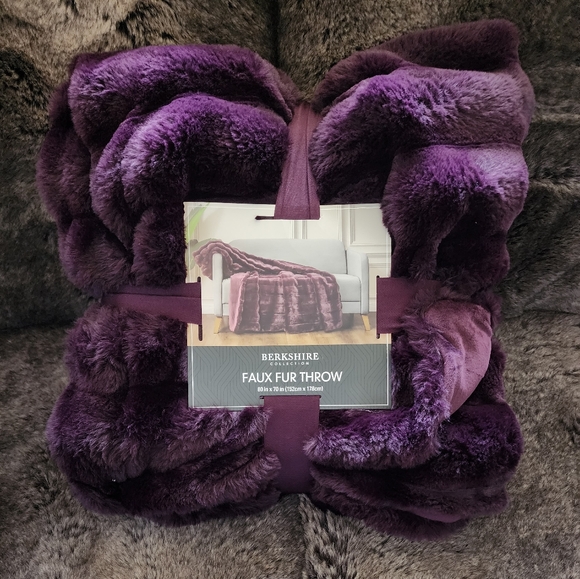 NEW! Berkshire Faux Fur Throw - 60in x 70in - Picture 5 of 7